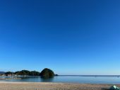 ６：３０　晴れ　ほぼ無風　海面ウネリも無し　海水浴日和ですが熱中症対策は十分に。
