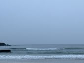 6：30小雨　微弱南のオフショア　ヒザ前後のブレイクで穏やかな海面です。