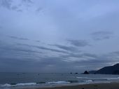 6：25 ☁️ 風は微弱南のオフ　波はヒザブレイクで今のところ穏やかな海です。