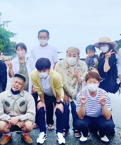 ２０２１年　フットボールアワー＆野性爆弾、関テレ館山アナの皆さんと。キシモトのクリアカヤックの取材で城山公園にて。「関西テレビ・フットマップ」