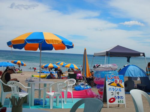 イエロー＆ブルー！キシモトのパラソルです。